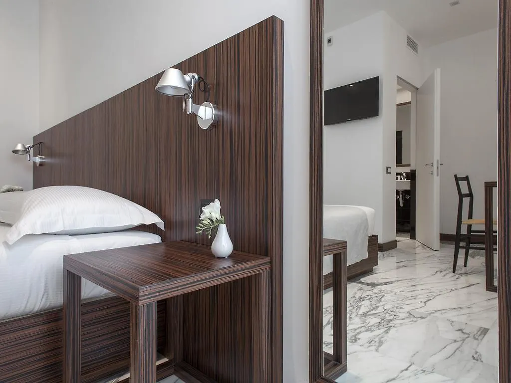 My Bed Montenapoleone Milan Guest house