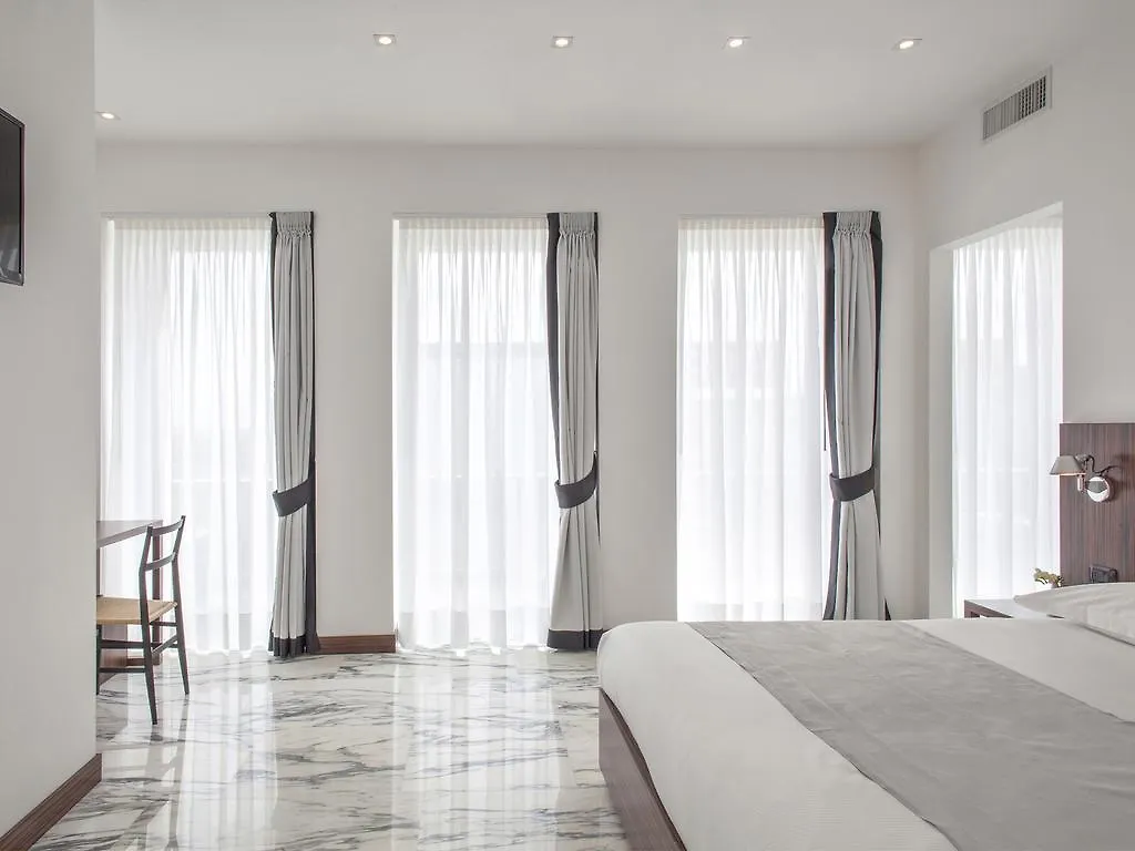 My Bed Montenapoleone Milan 2*,